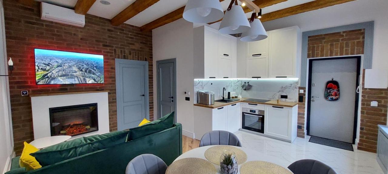Lion's Gate Apartment *